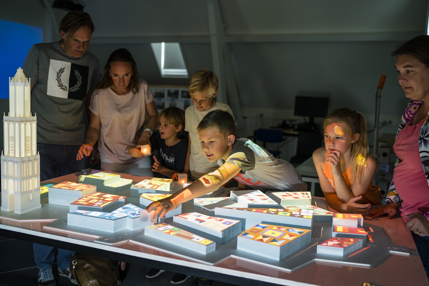 Interactive crowd simulation table presented at the Utrecht Science Museum in June 2017. (c) Ivar Pel. Interactive crowd simulation table presented at the Utrecht Science Museum in June 2017. (c) Ivar Pel.