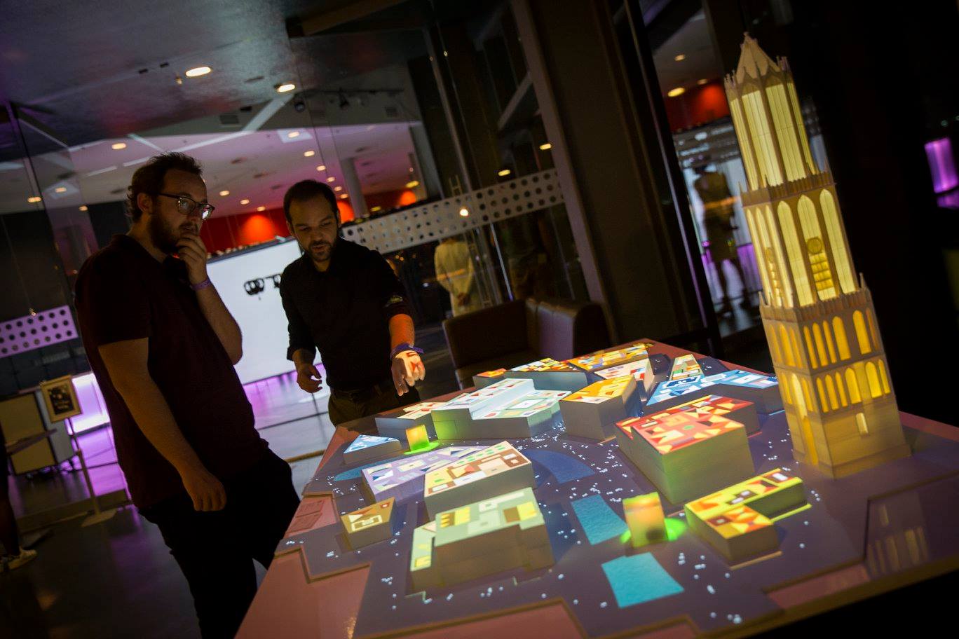 Presentation of our augmented-reality crowd simulation table at the Betweterfestival in TivoliVredenburg by Angelos Kremyzas. (c) Roswitha de Boer.