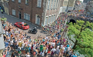 Crowd simulation and social distancing