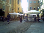 De zijkant van het letterenfaculteitsgebouw van de universiteit van Modena