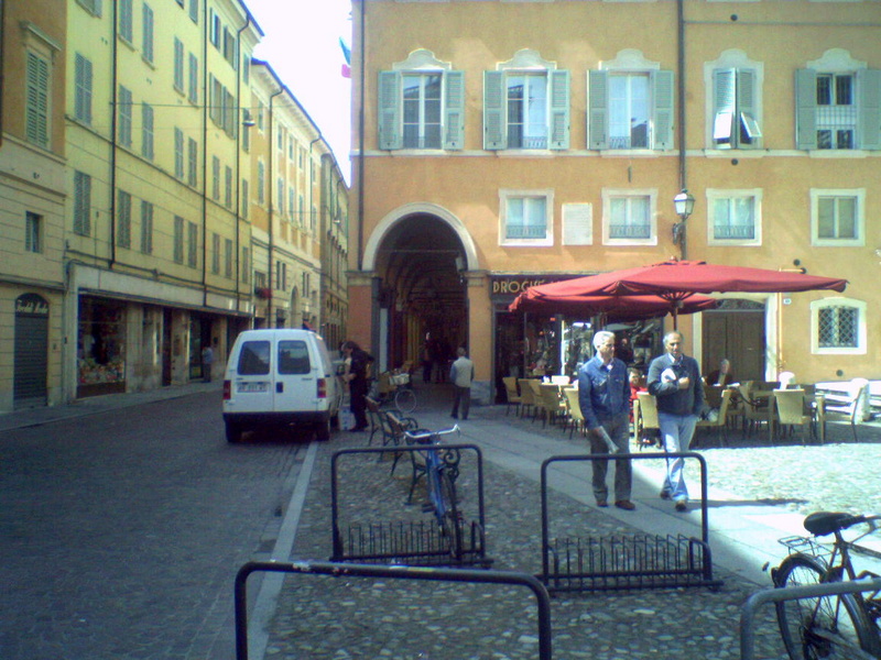 straat in Modena